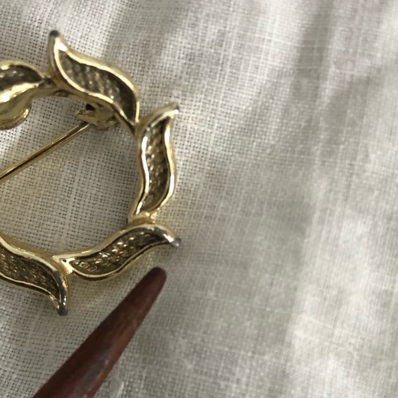 Vtg Gerry’s Leaf Wreath Shaped Brooch Pair - Picture 12 of 14